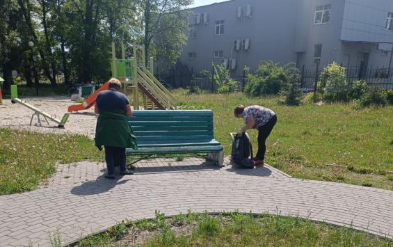 В Курске более 40 рабочих занимаются уборкой парков и скверов