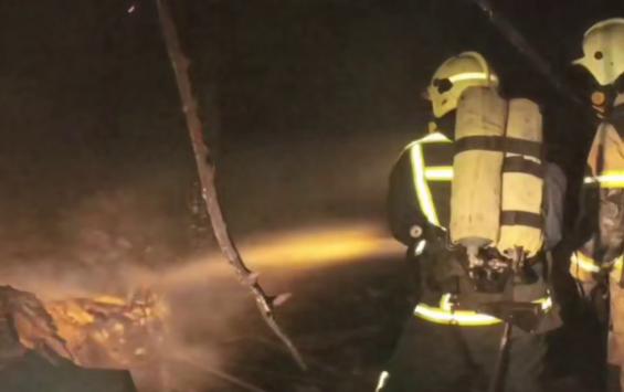 В Курске ночной пожар уничтожил заброшенное здание и повредил торговые павильоны