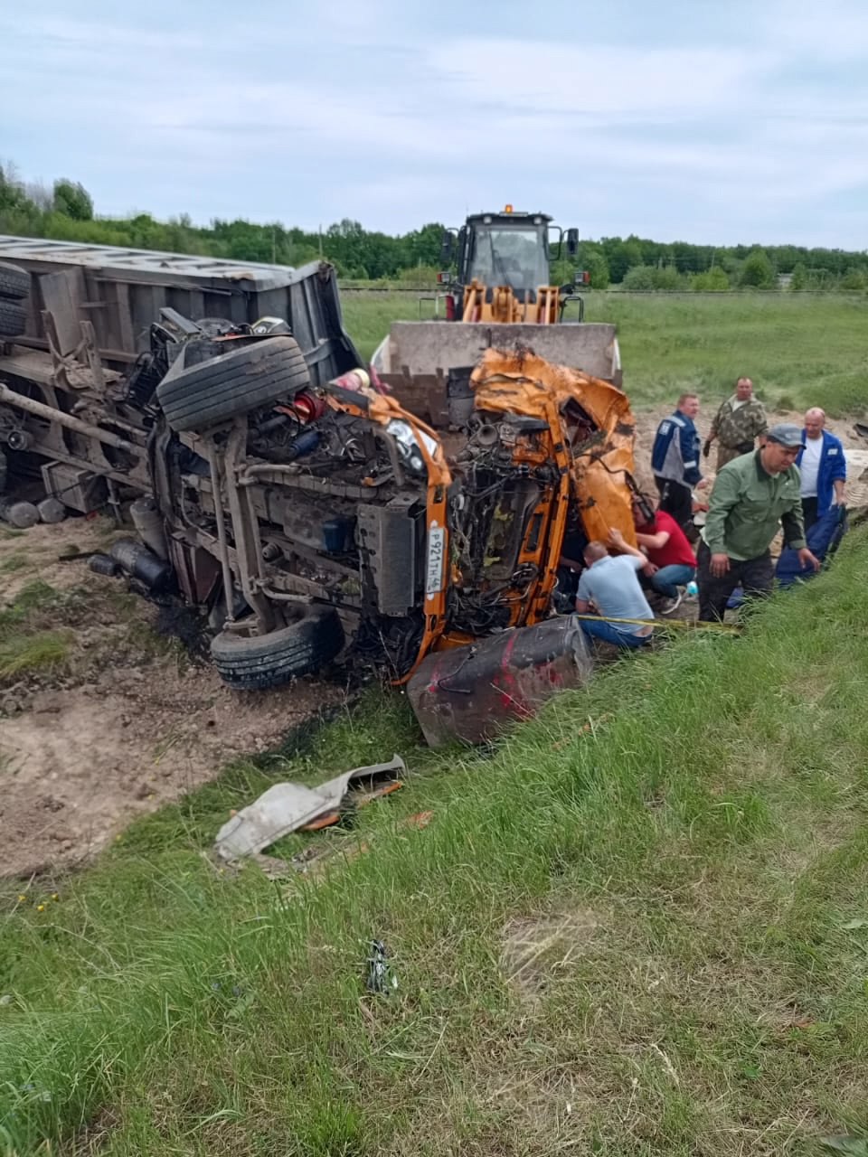 На трассе Курск — Касторное грузовик вылетел в кювет, пострадал водитель