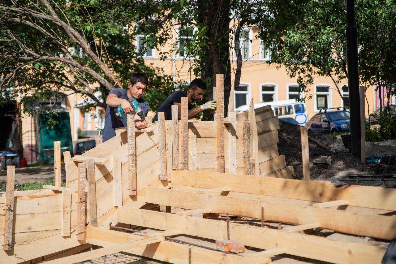 В курском сквере «Спутник» начали бетонные работы