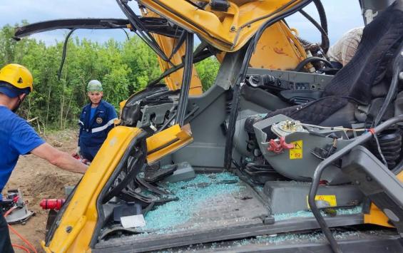 В Курске водитель экскаватора пострадал после падения бетонной плиты на кабину