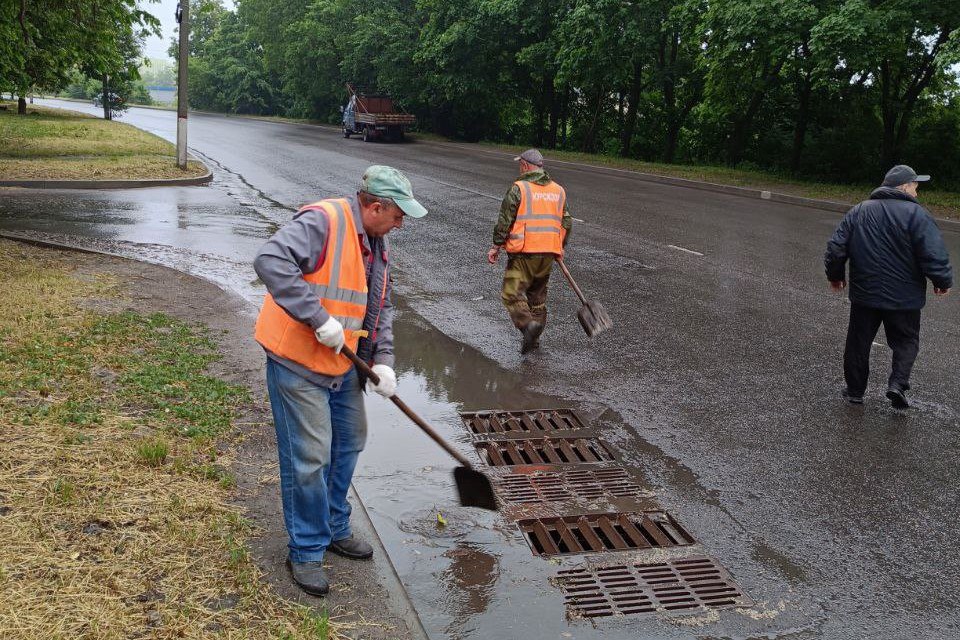 В Курске 73 сотрудника коммунальных служб занимаются очисткой улиц и ливневок