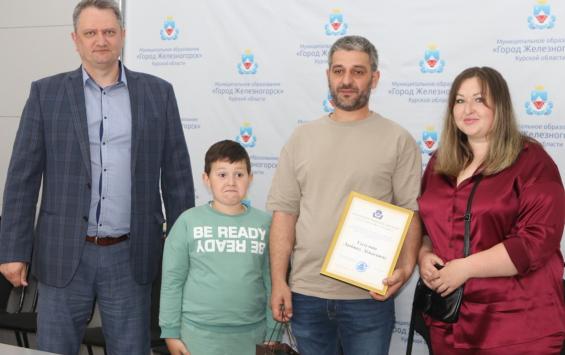 В Железногорске наградили мужчину, оказавшего помощь пострадавшим при крушении поезда