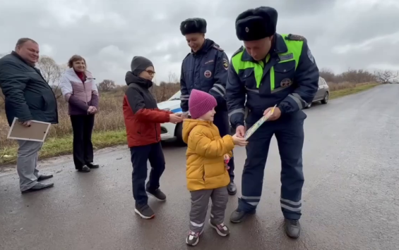 Курские инспекторы ДПС помогли семье и вытащили машину, начавшую сползать в кювет Курские инспекторы ДПС помогли семье и вытащили машину, начавшую сползать в кювет
