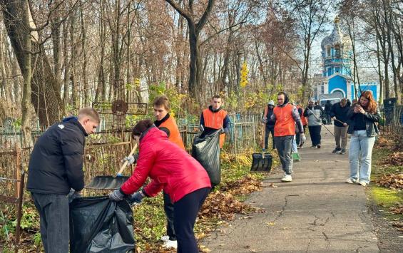Студенты Курска взяли шефство над участками Никитского кладбища и поддерживают порядок на постоянной основе Студенты Курска взяли шефство над участками Никитского кладбища и поддерживают порядок на постоянной основе