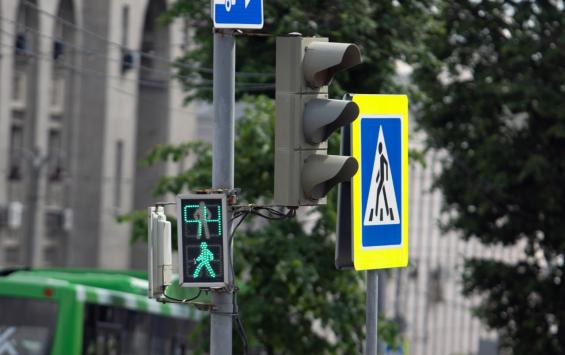 На проспекте Дериглазова в Курске начали настраивать умные светофоры по единому циклу На проспекте Дериглазова в Курске начали настраивать умные светофоры по единому циклу