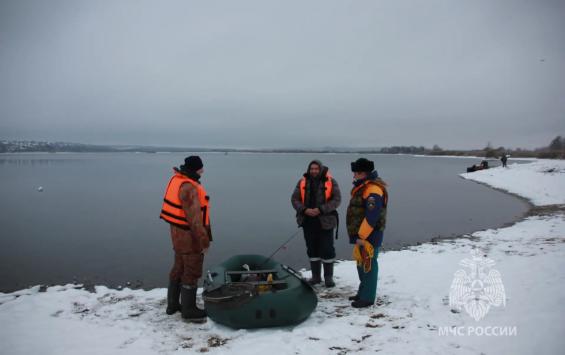 Курские спасатели с беспилотниками проверили ледостав и напомнили рыбакам правила безопасности Курские спасатели с беспилотниками проверили ледостав и напомнили рыбакам правила безопасности