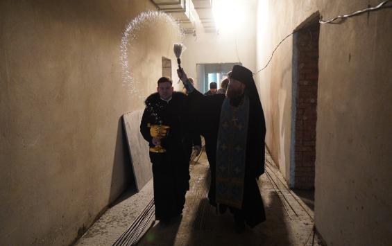 В Курске в возрождаемом здании мужской гимназии впервые за век прошёл молебен