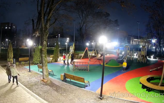 В Курске подростки сломали скульптуру в парке Пионеров и попали на камеры