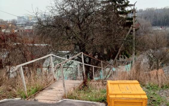 В Курске у спусков и лестниц установили контейнеры с песком для обработки зимой В Курске у спусков и лестниц установили контейнеры с песком для обработки зимой