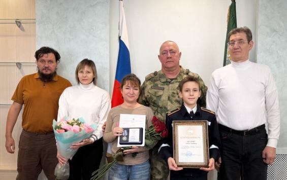 В Курске пятилетнего мальчика посмертно наградили медалью Следственного комитета за отвагу В Курске пятилетнего мальчика посмертно наградили медалью Следственного комитета за отвагу