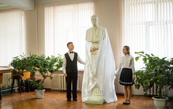 В Курске в школе искусств №1 открыли бюст композитора Георгия Свиридова В Курске в школе искусств №1 открыли бюст композитора Георгия Свиридова