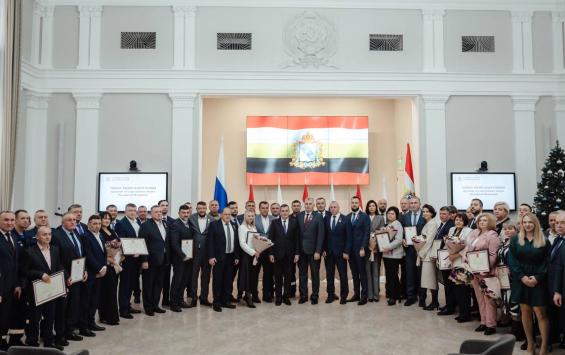 Хинштейн вручил курянам ордена Мужества и медали за отвагу и спасение людей Хинштейн вручил курянам ордена Мужества и медали за отвагу и спасение людей