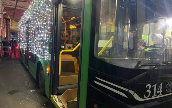 В Курске по маршрутам вышли украшенные трамвай и троллейбус