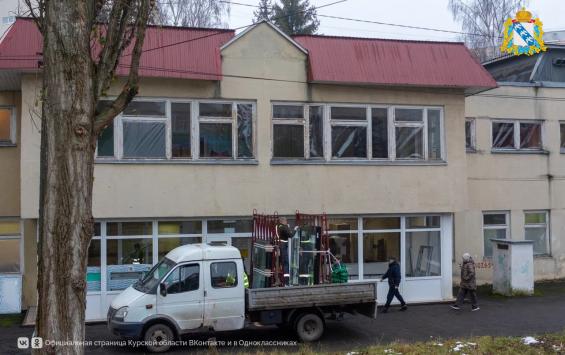 В Курске в детской поликлинике №6 меняют окна после атаки беспилотника