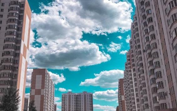 В Курске на проспекте Победы девушка выпала из окна многоэтажного дома