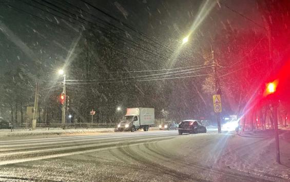 Коммунальные службы Курска ночью расчищали улицы после снегопада