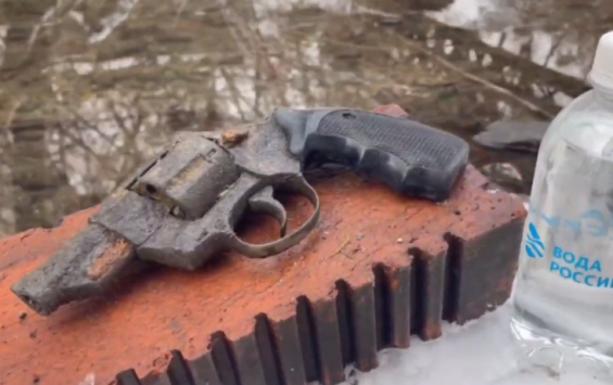 В Курске во время очистки Тускари со дна реки подняли старинный револьвер