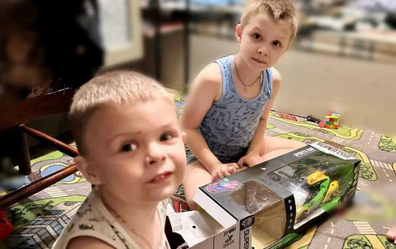 В Курске близнецов навестили представители власти и подарили им новогодние подарки