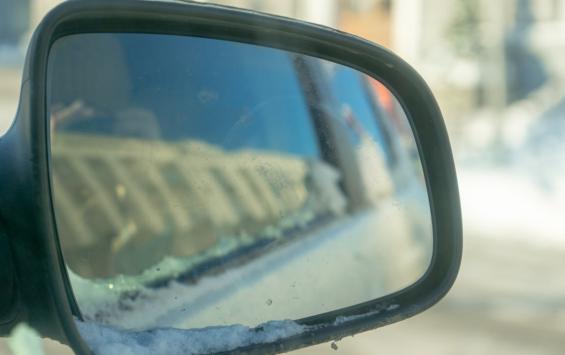 В Курске на Запольной улице загорелся автомобиль рядом с поликлиникой