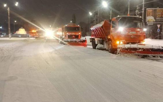 В Курске из-за снегопада ночью на улицы вывели 69 единиц спецтехники В Курске из-за снегопада ночью на улицы вывели 69 единиц спецтехники