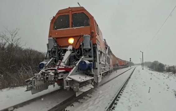 На железной дороге Курской области за сутки вывезли свыше 3 тысяч кубометров снега