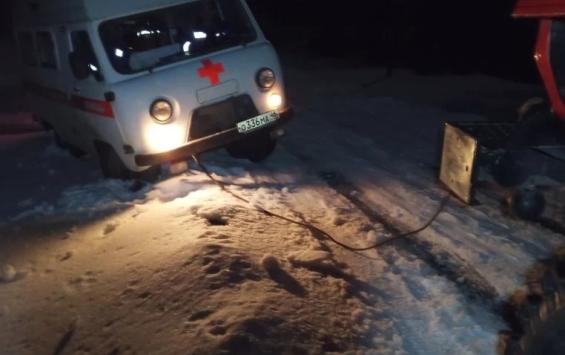 В Обоянском районе Курской области пожарные помогли застрявшей в снегу машине скорой помощи