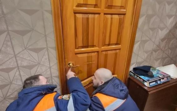 В Курске спасатели помогли ребёнку выбраться из случайно запертой комнаты