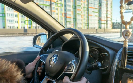 Пьяная курянка сбила двух пешеходов и врезалась в припаркованные авто