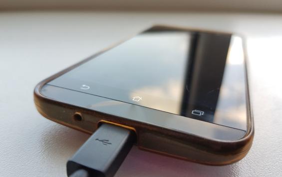 В Курской области в Железногорске девочка унесла из такси чужой телефон