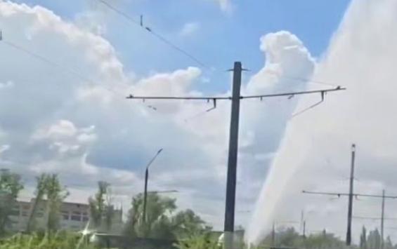 В Сеймском округе Курска прорвало трубу