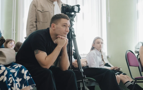Актёр Никита Павленко встретился с курскими школьниками и рассказал о любви к чтению