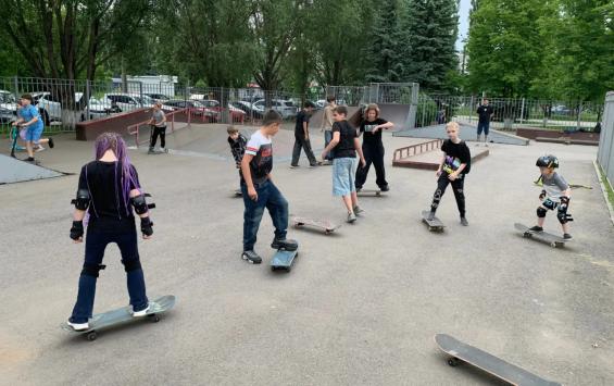 В парке «Гелиос» курян учат кататься на скейтборде В парке «Гелиос» курян учат кататься на скейтборде