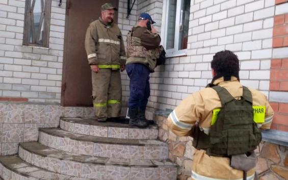 В Курской области огнеборцы вскрыли квартиру с включенной газовой плитой