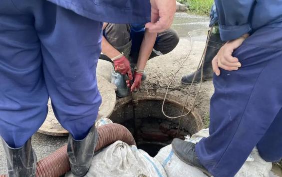 В Курске устраняют аварию на канализационном коллекторе на улице Ольшанского